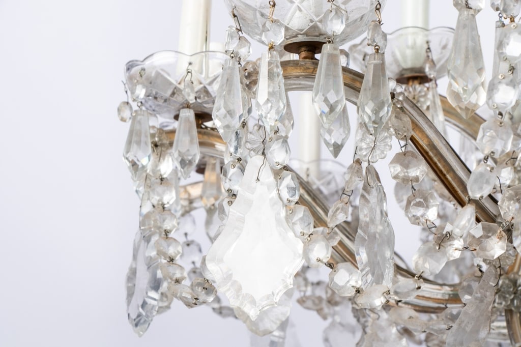 LARGE VENETIAN STYLE CHANDELIER - 10
