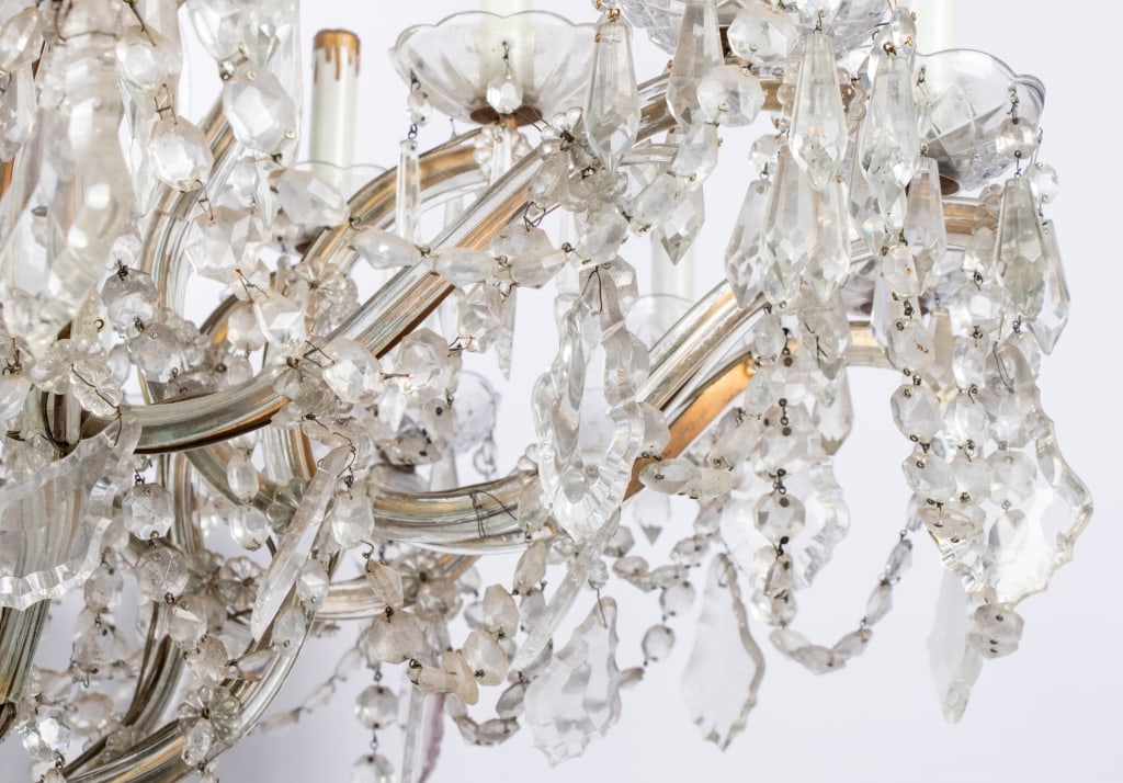 LARGE VENETIAN STYLE CHANDELIER - 12
