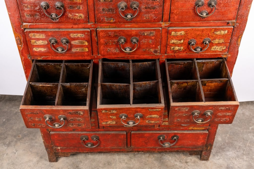 CHINESE RED LACQUERED WOOD CABINET - 7