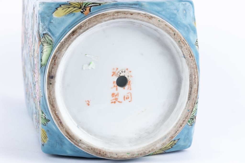 20TH CENTURY CHINESE RECTANGULAR VASE - 6