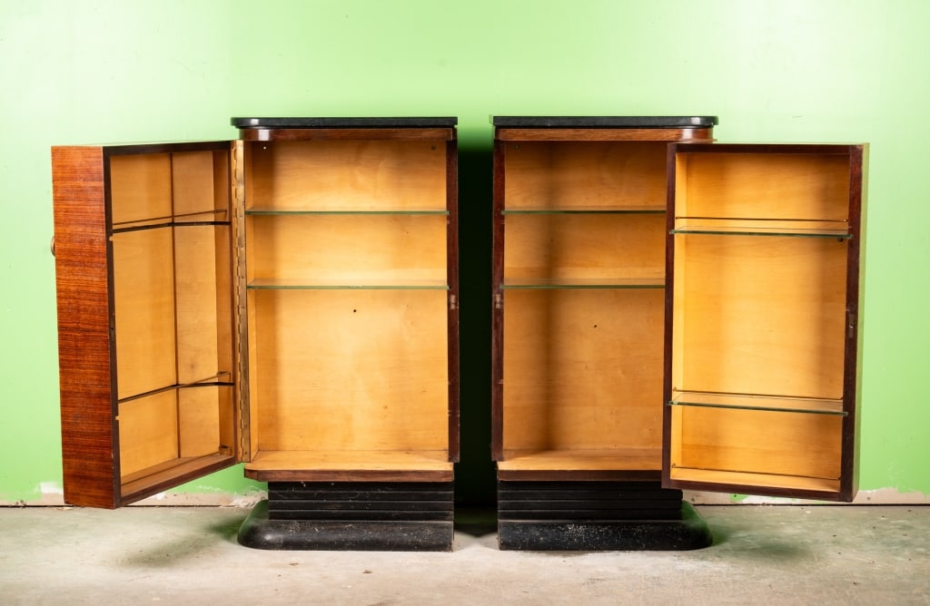 1940S AMERICAN STAINED GLASS VITRINE CABINET - 2