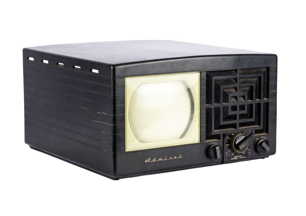 VINTAGE ADMIRAL BAKELITE TELEVISION: Vintage Admiral Bakelite television. Approximate dimensions: h. 9.5", w. 16.25", d. 18" Disclaimer: Participating bidders must have a credit card on file with LiveAuctioneers in order for their biddin