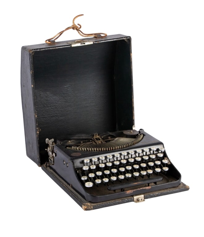 VINTAGE REMINGTON PORTABLE TYPEWRITER (1 of 5)