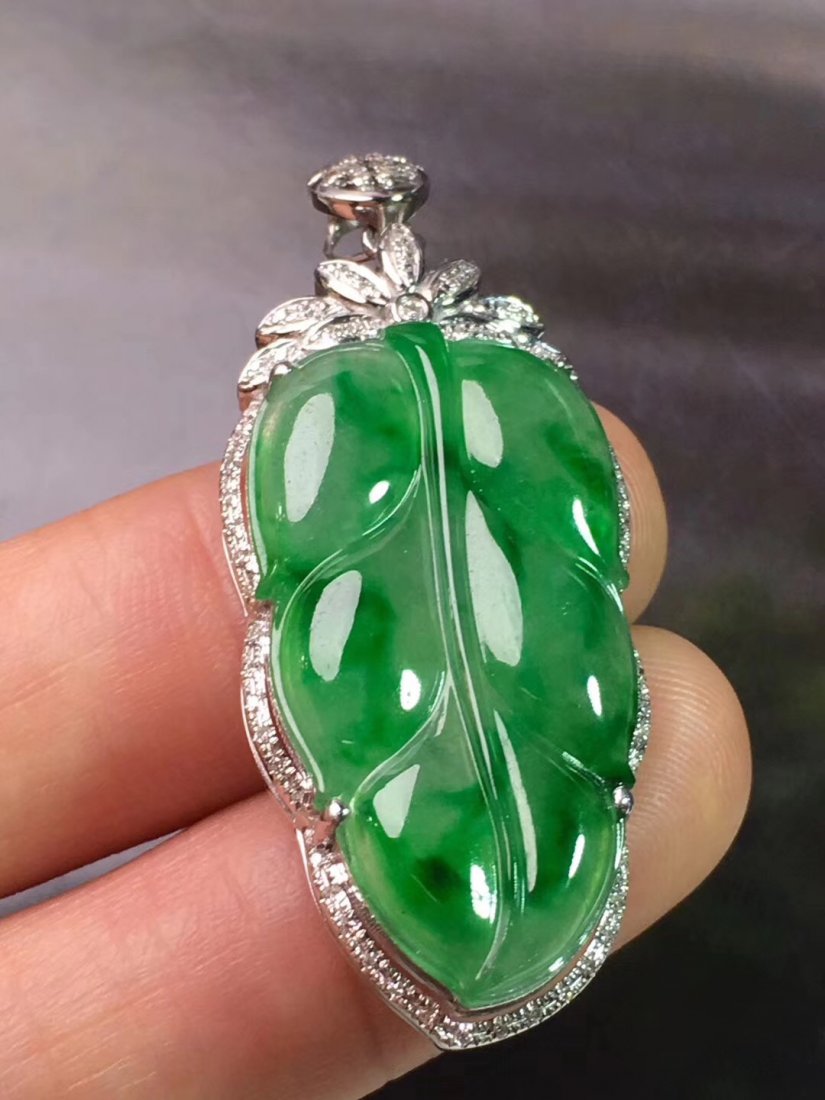 Fine Natural hand-carved black green Jadeite jade Leaf pendant necklace