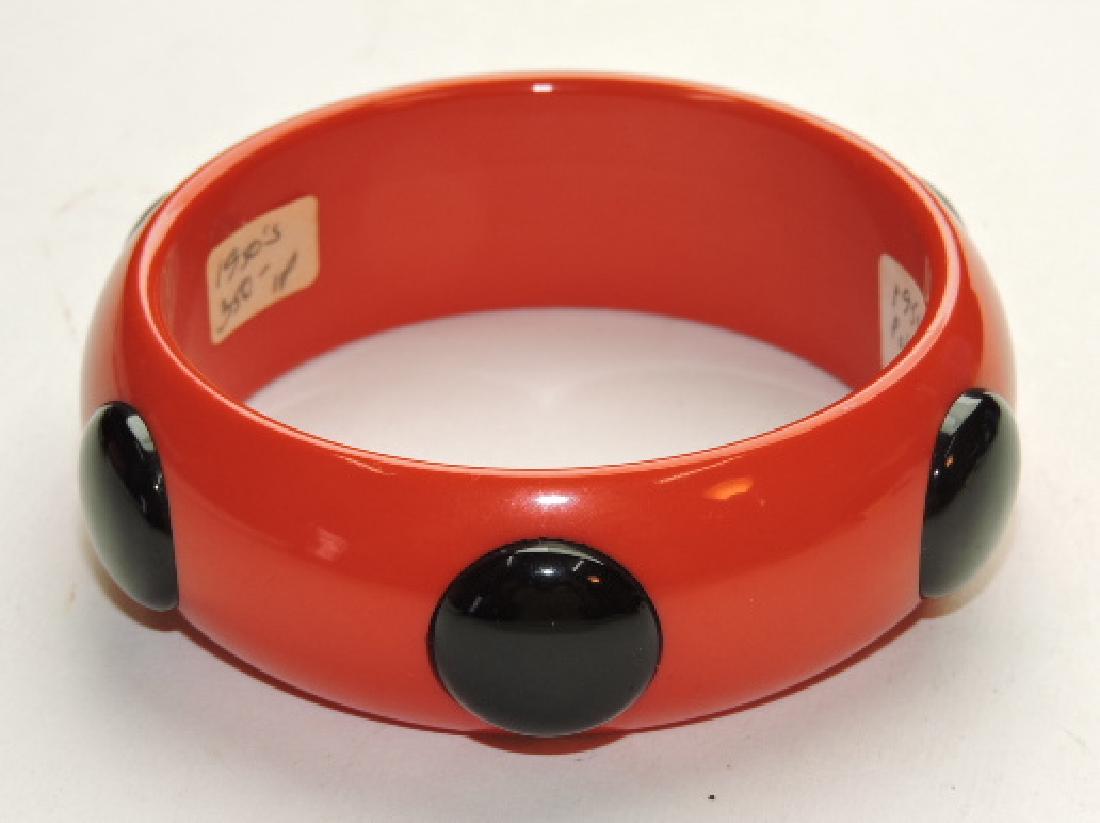 Bakelite polka dot bangle bracelet (1 of 1)