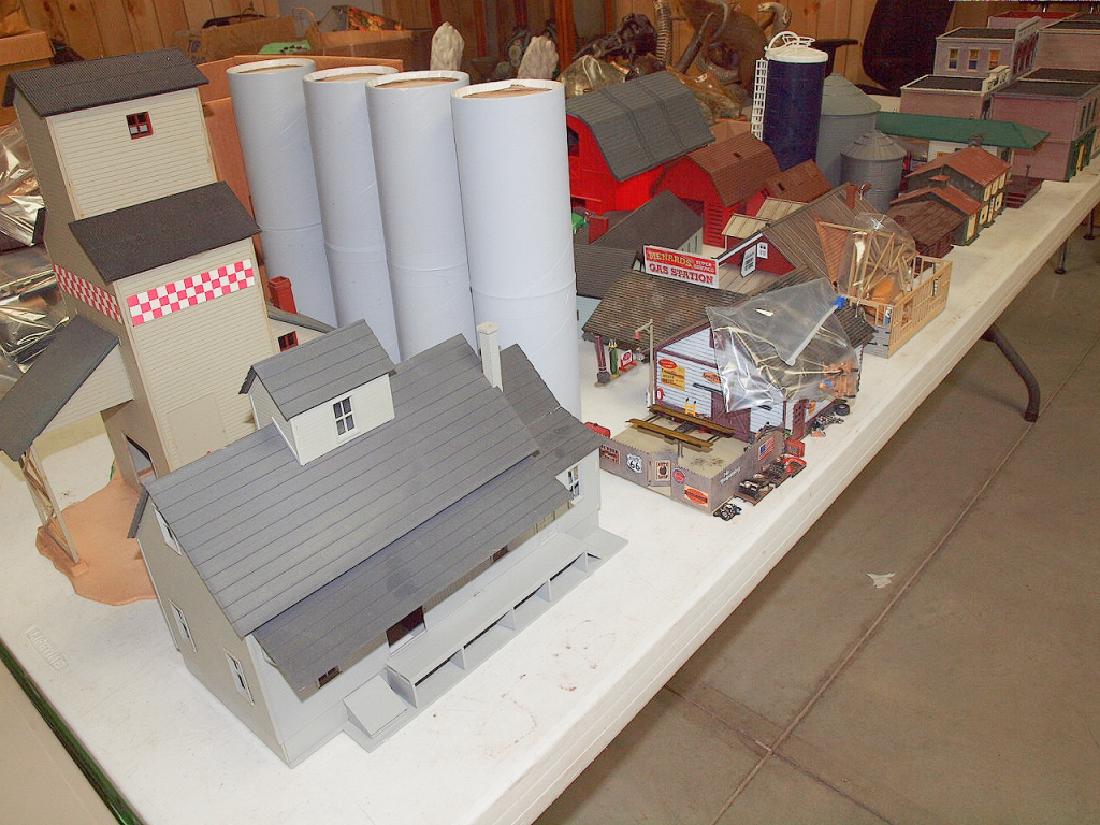 Large lot of train layout accessorie buildings: feed (1 of 6)