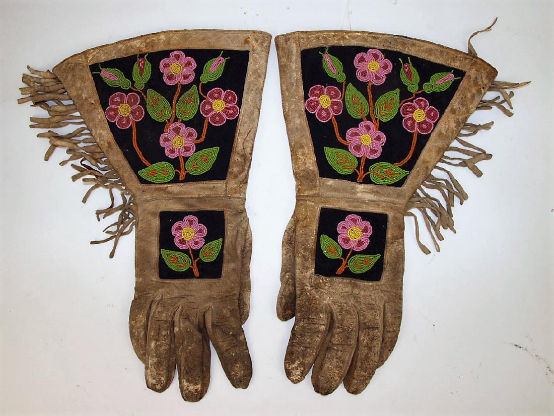 Pair of Native American Indian Leather beaded gloves (1 of 1)