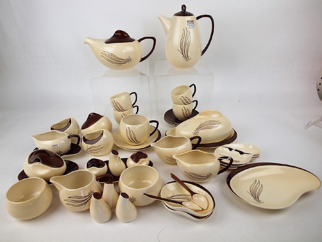 Carlton ware lot of 35 [ieces, tan/brown with leaf: Carlton ware lot of 35 [ieces, tan/brown with leaf motifmotif