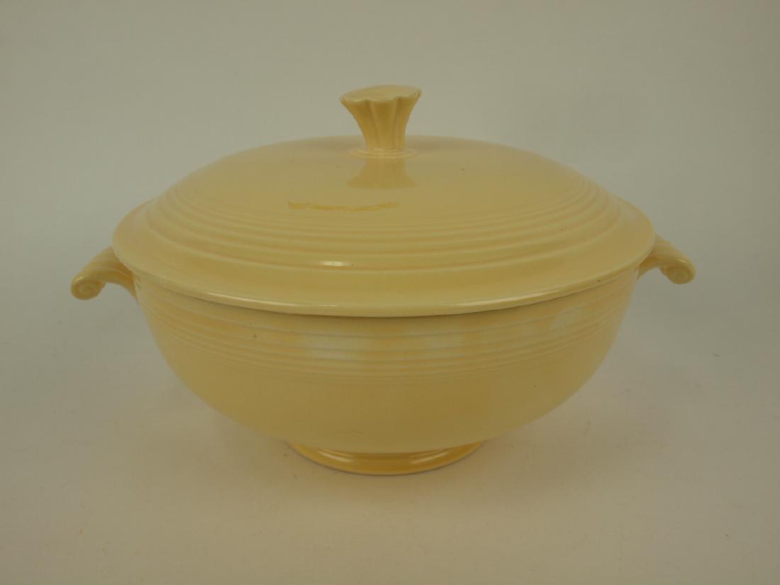 Fiesta casserole, ivory, rim nick (1 of 1)