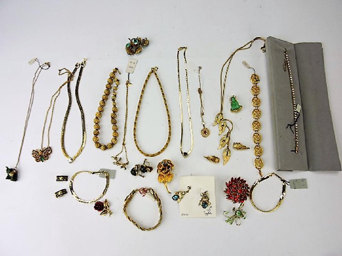 Lot of gold colored jewelry: .
