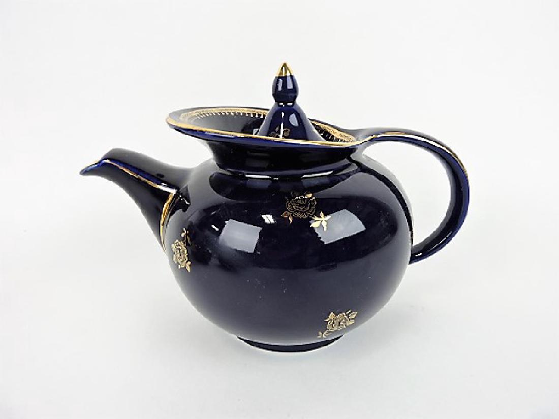 Hall China teapot, cobalt Windshield (1 of 1)
