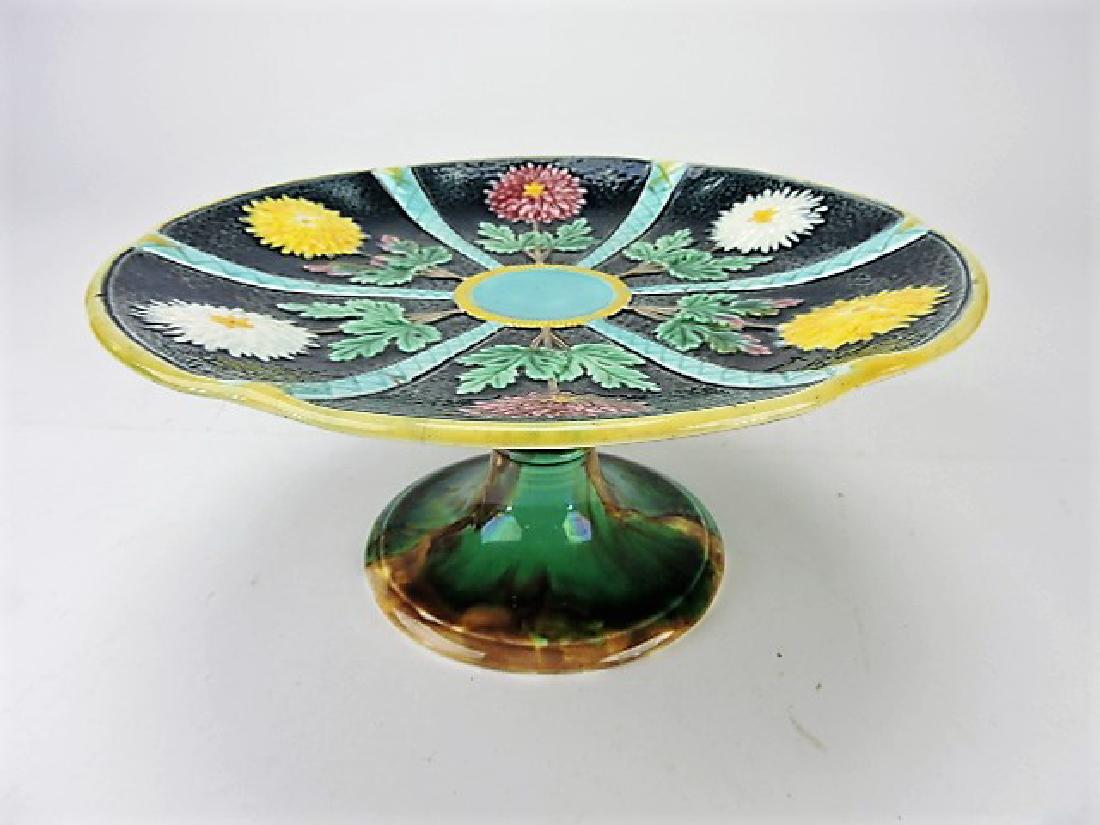 Wedgwood majolica chrysanthemum cake stand 9" d (1 of 1)