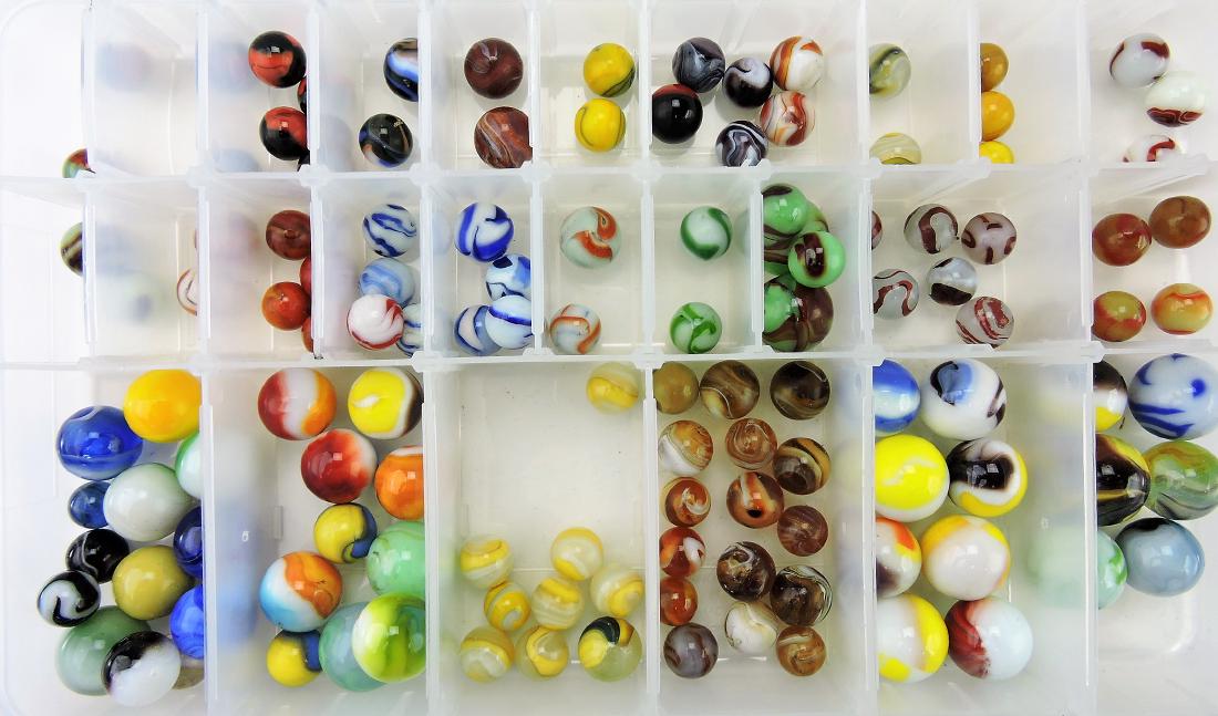 Lot of 125 marbles: .
