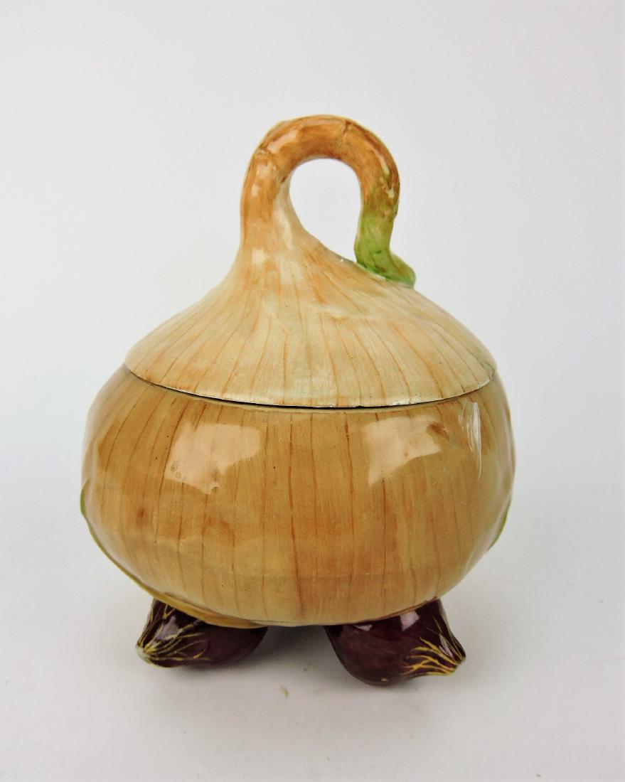 Minton Majolica covered onion jar: with 3 onion feet, rim chip to lid, 6"