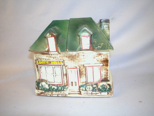 McCoy Cookie House cookie jar, minor nick to lid: McCoy Cookie House cookie jar, minor nick to lid