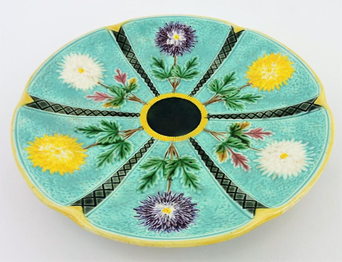 Wedgwood majolica turqouise: chrysanthemum low cake stand, 9"d