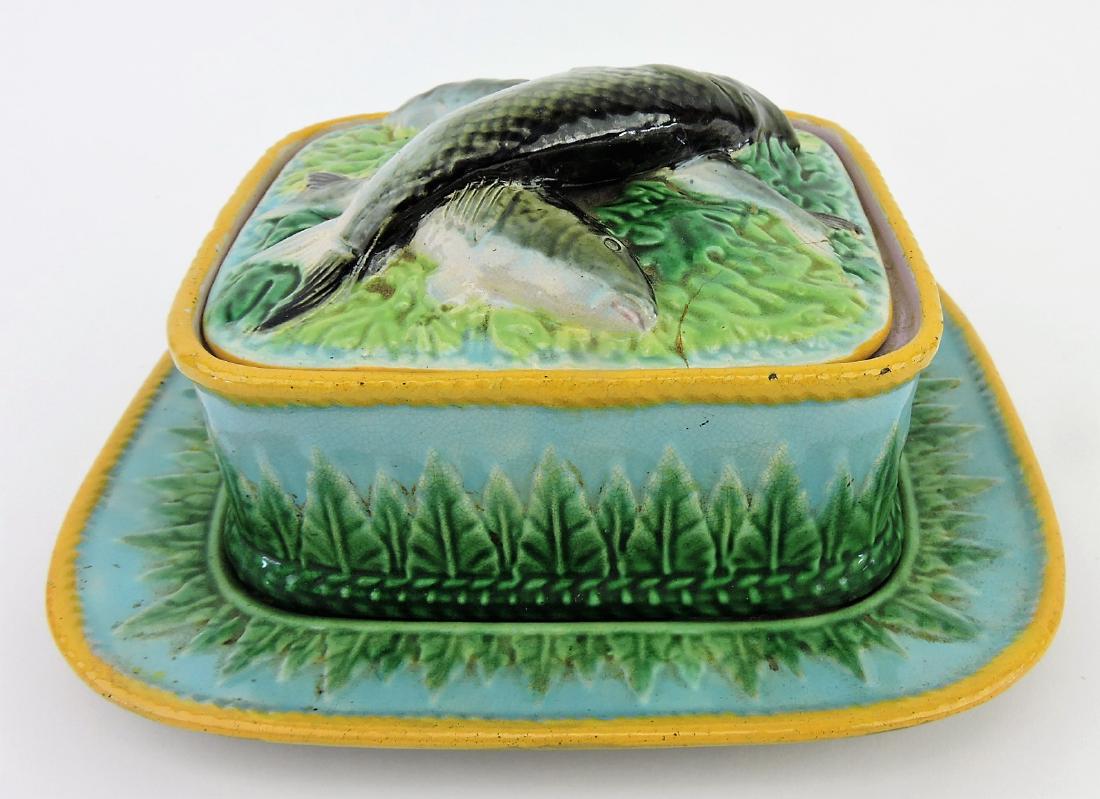 George Jones majolica acanthus: leaf sardine box with stand, repair to lid