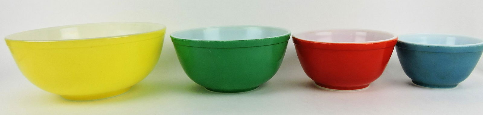 Pyrex set of 4 nested mixing bowls: .