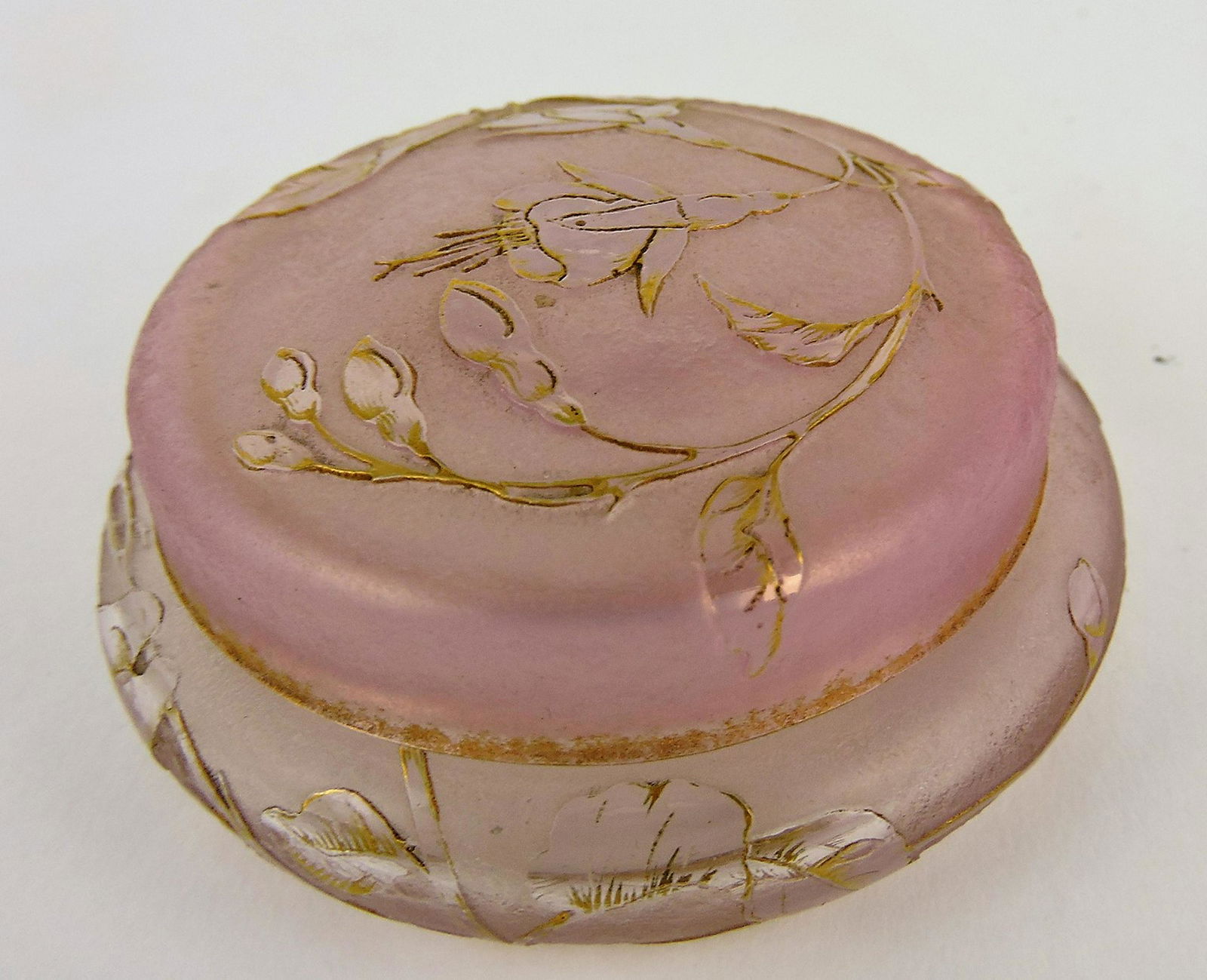Daum Nancy pink cameo glass: trinket box with fuchsia motif, 3 1/2"d