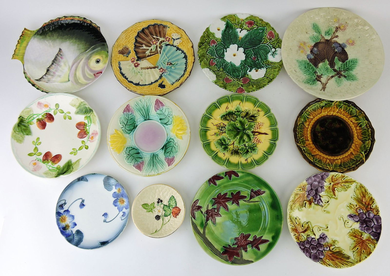 Majolica lot of 12 plates, various: condition