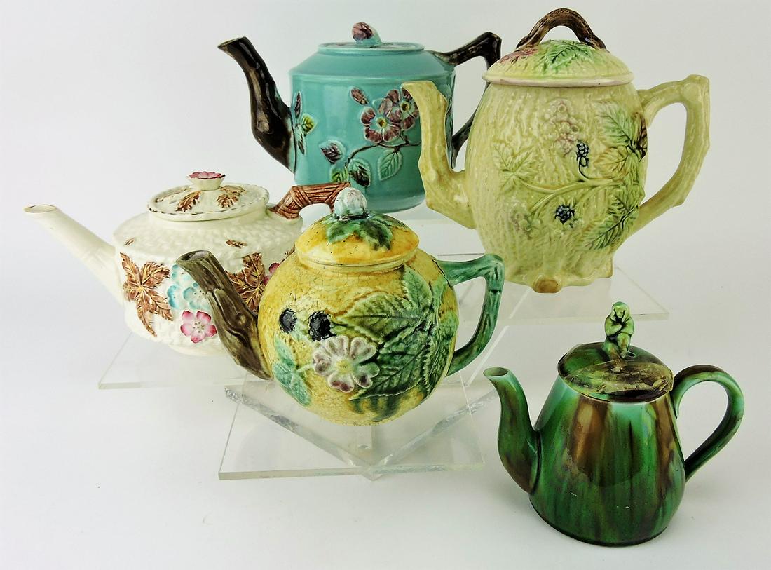 Majolica lot of 5 teapots, various: condition