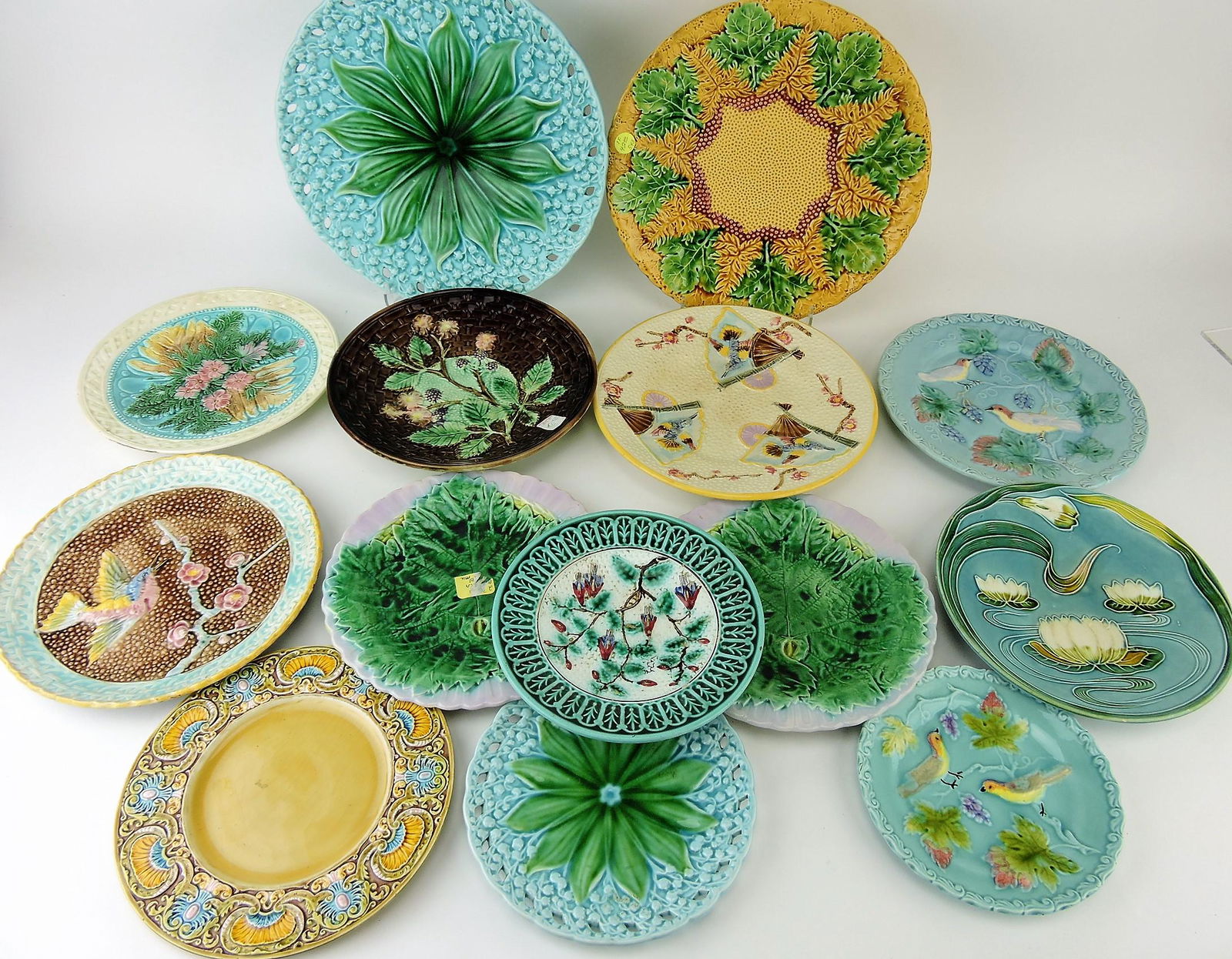 Majolica lot of 14 plates, various: condition
