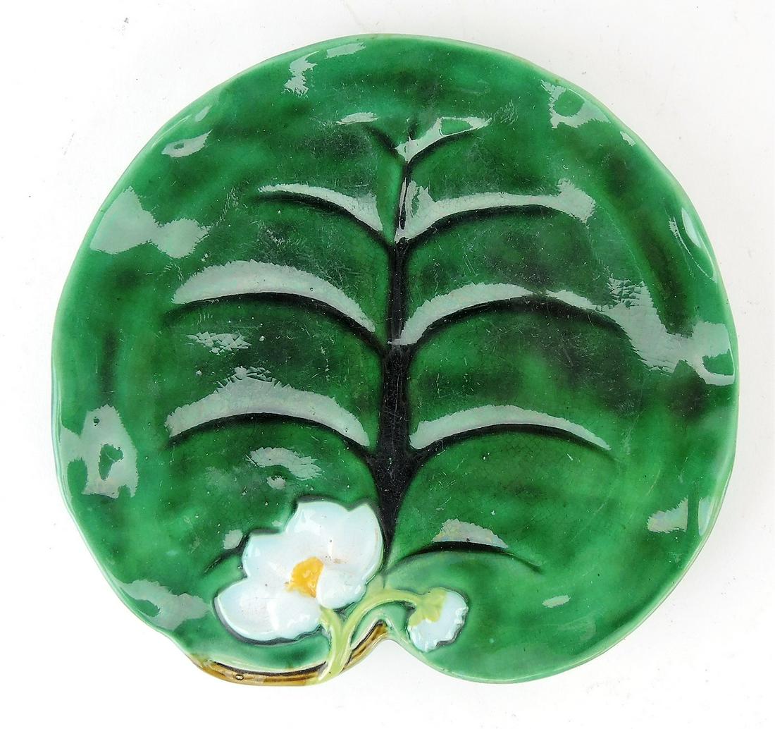 George Jones majolica 8 1/2" pond: lily plate