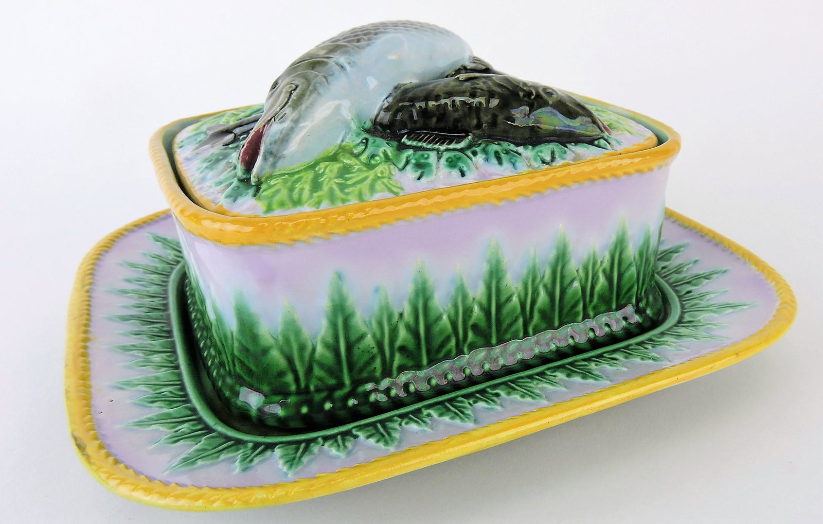 George Jones majolica pink sardine: box with acanthus leaves