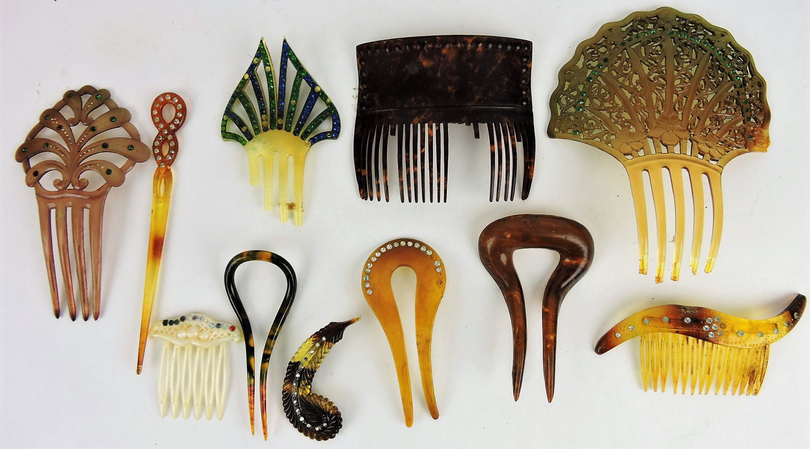 Bakelite and other lot of hair combs,: some losses
