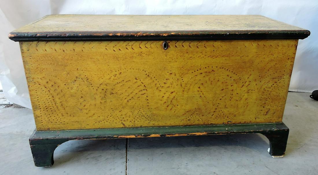 Early blanket chest with mustard (1 of 9)