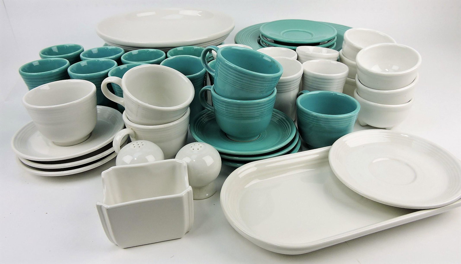 Fiesta Post 86 lot of 48 pieces, 24: turquoise, 24 white