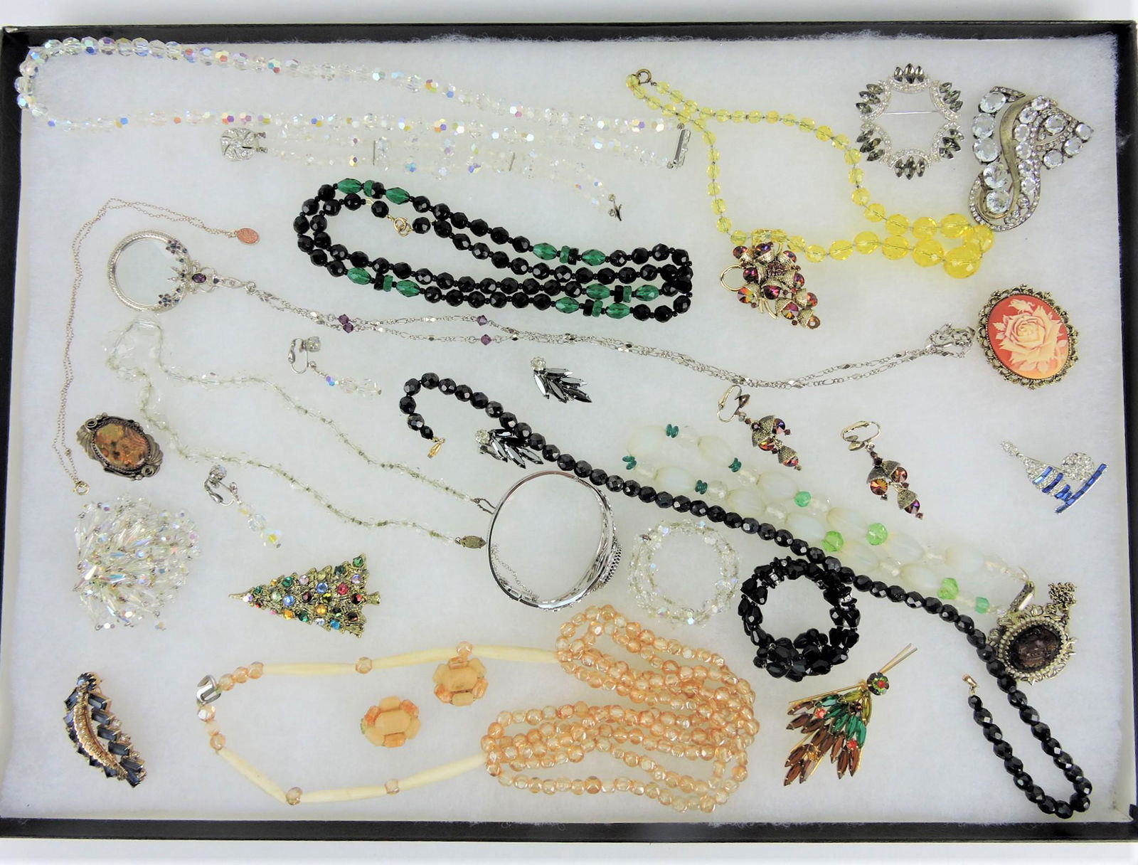 Lot of jewelry; necklaces, brooches, (1 of 1)