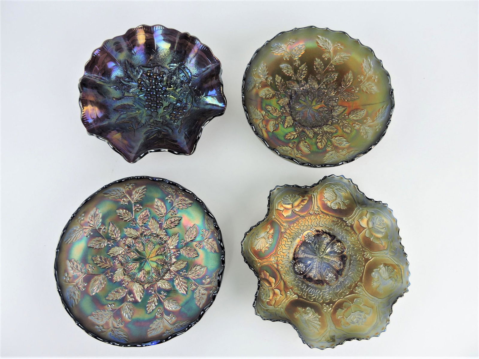 Carnival glass lot of 4 bowls (1 of 1)