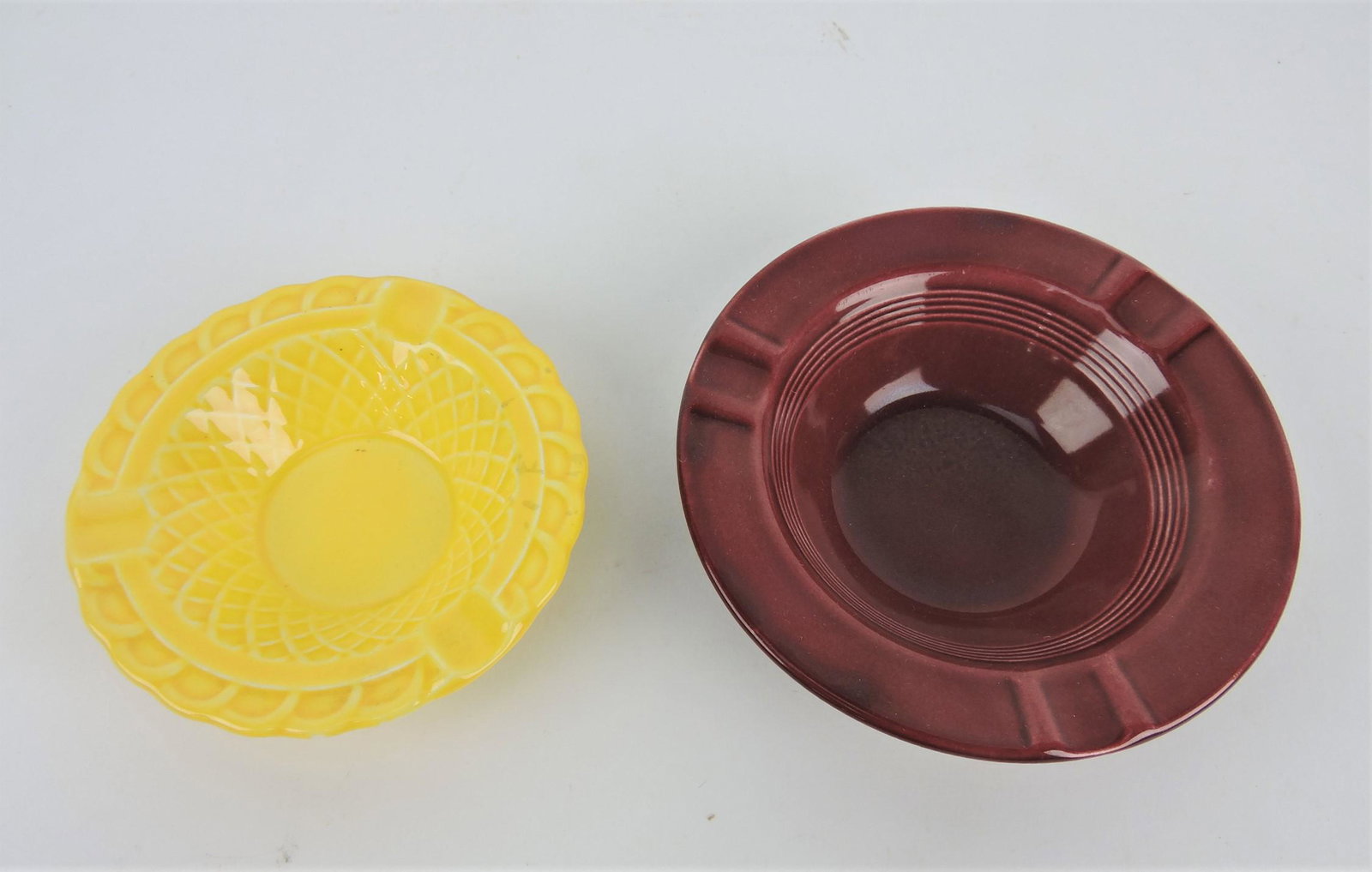 Fiesta Harlequin lot of 2 ashtrays -: yellow basketweave and plain maroon