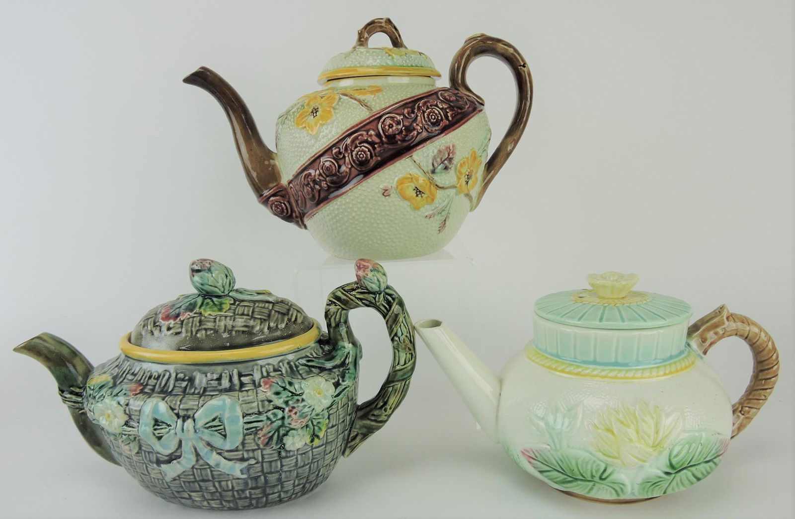 Majolica lot of 3 teapots, various: condition