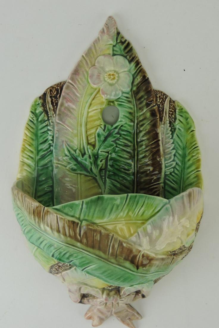 Majolica banana leaf and ribbon wall (1 of 1)