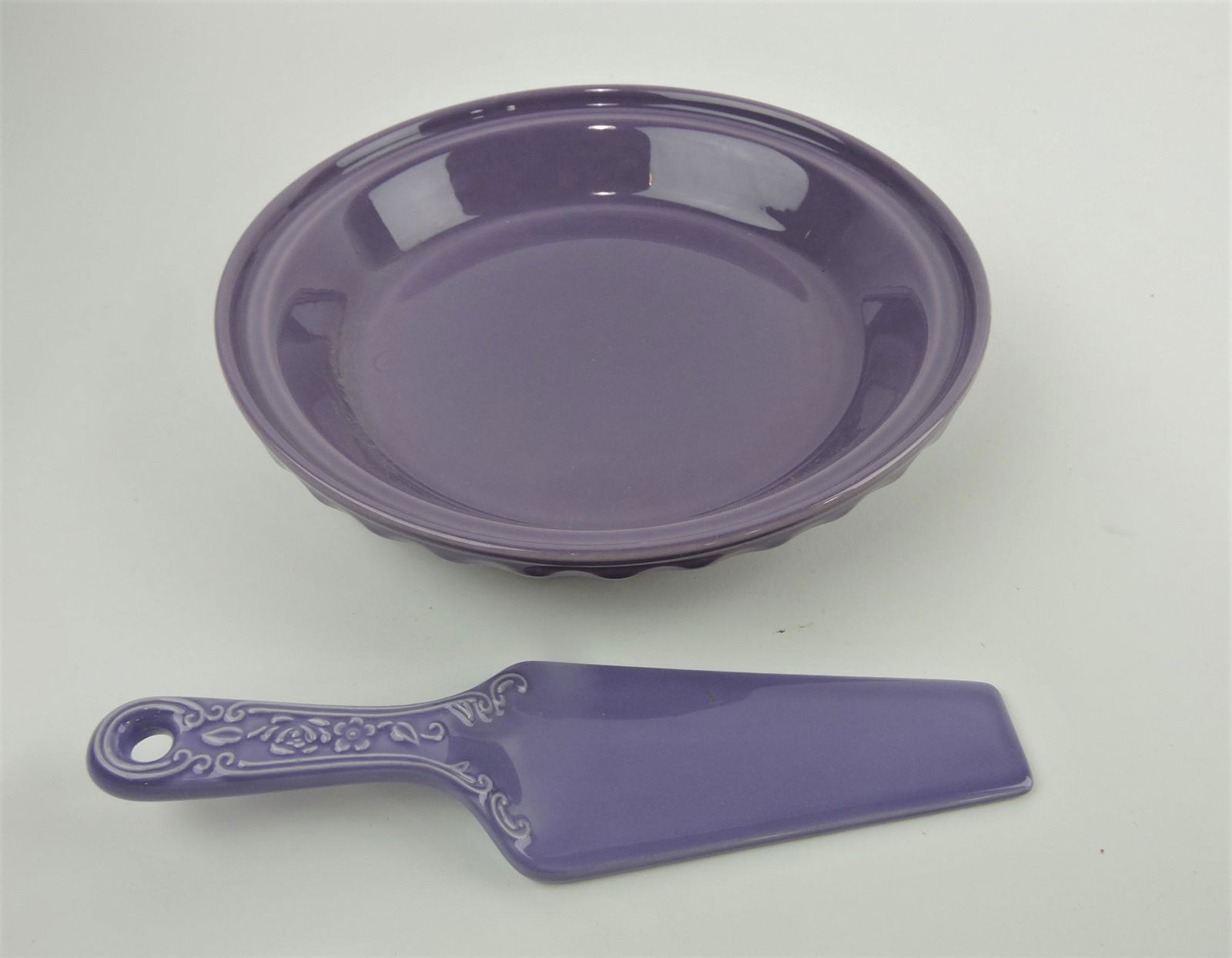 Fiesta Post 86 lilac pie baker and (1 of 1)