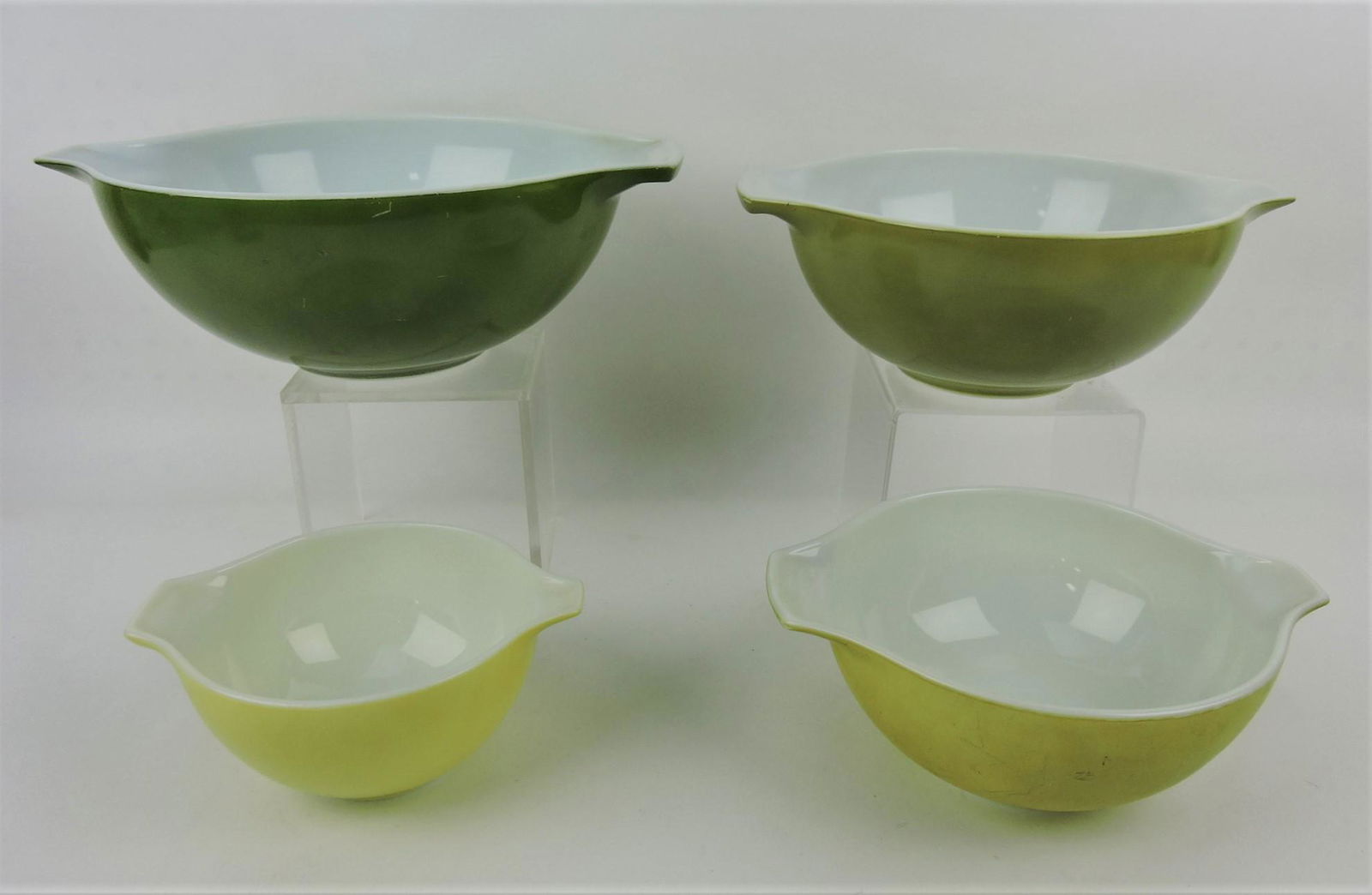 Pyrex set of 4 nested tab handled: bowls