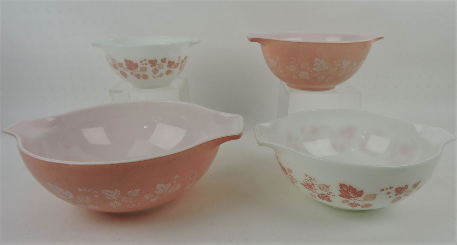 Pyrex set of 4 nested tab handled: bowls