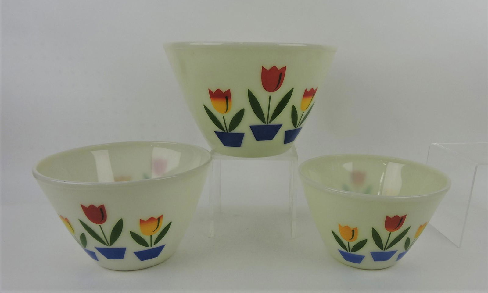 Pyrex set of 3 nested tulip bowls,: 9 1/2", 8 1/2", 7 1/2"