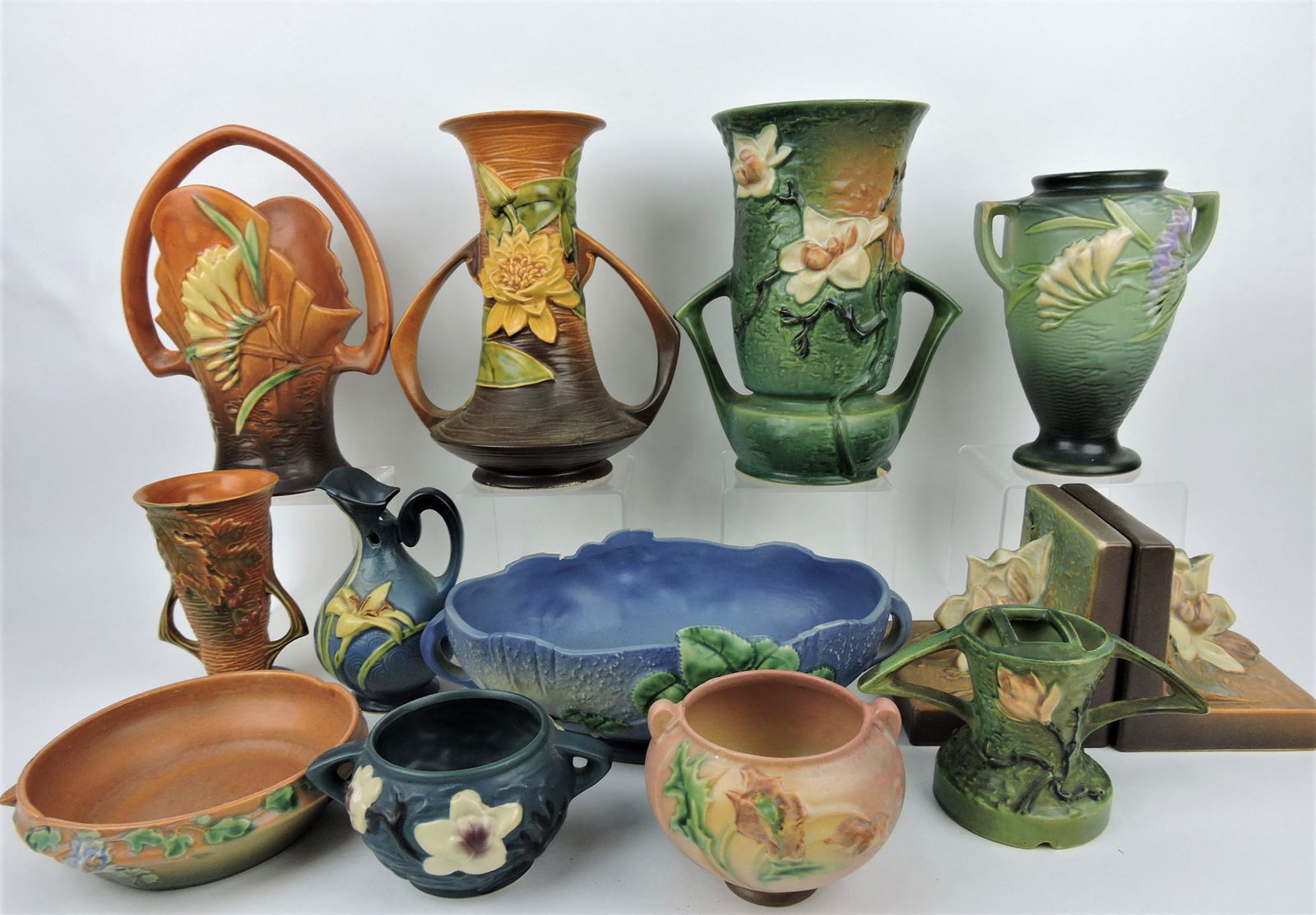 Roseville lot of 12 pieces each with (1 of 1)