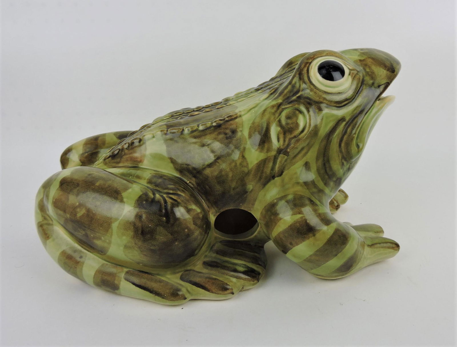 Brush McCoy large garden frog, (1 of 2)