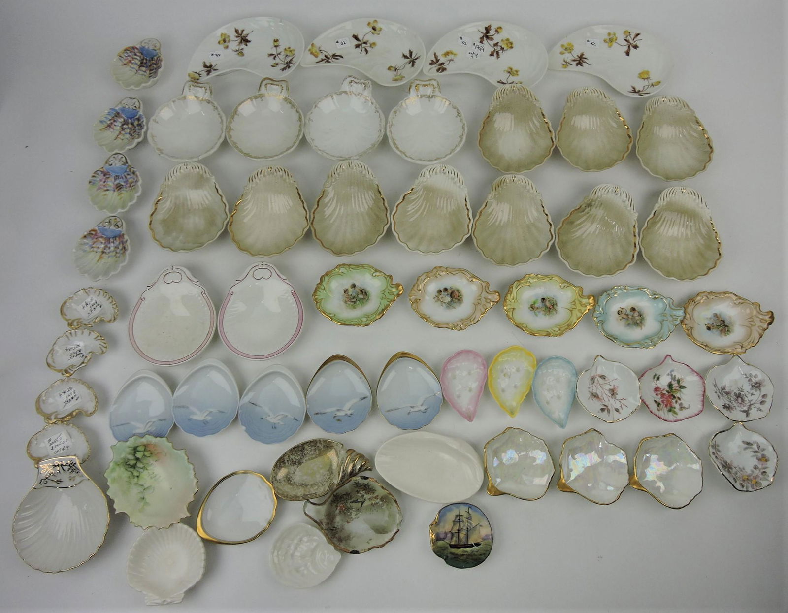 Porcelain lot of 57 oyster shooters: .