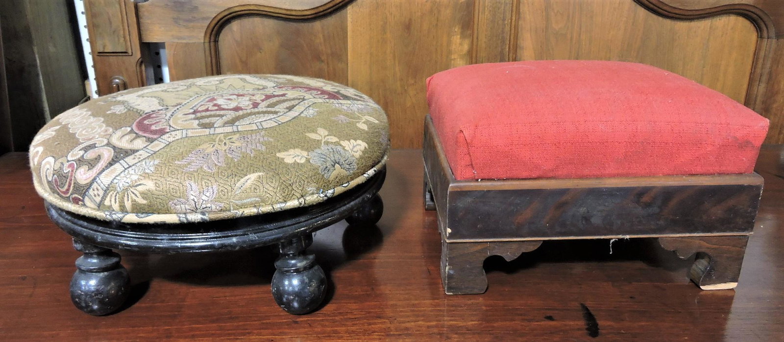 Lot of 2 Victorian footstools: .