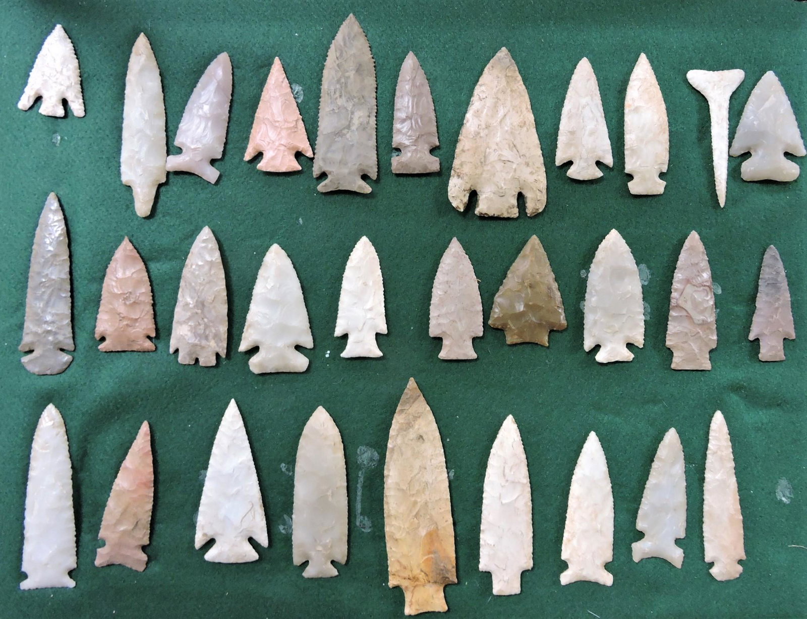 American Indian lot of 30 flint spear/arrow: points, 2 1/2 to 6 1/4"