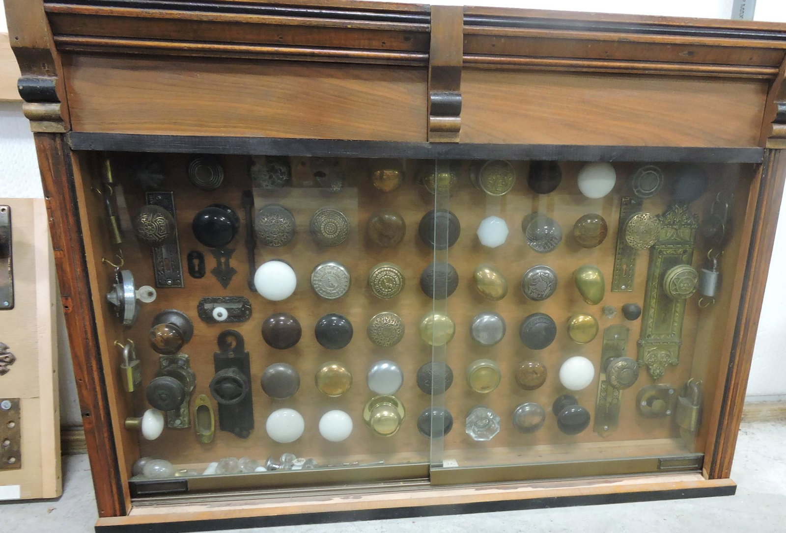 Door knob store display case with door: knobs, 37"x27"