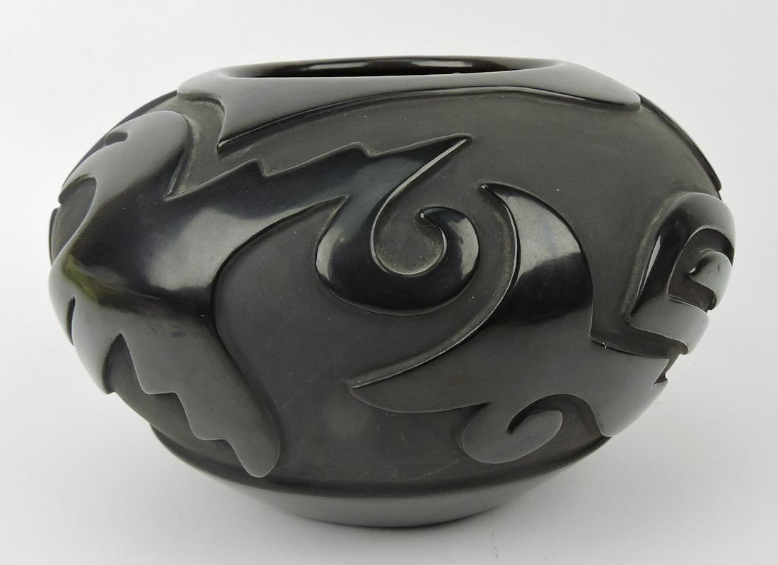 Blackware Santa Clara pot signed (1 of 2)