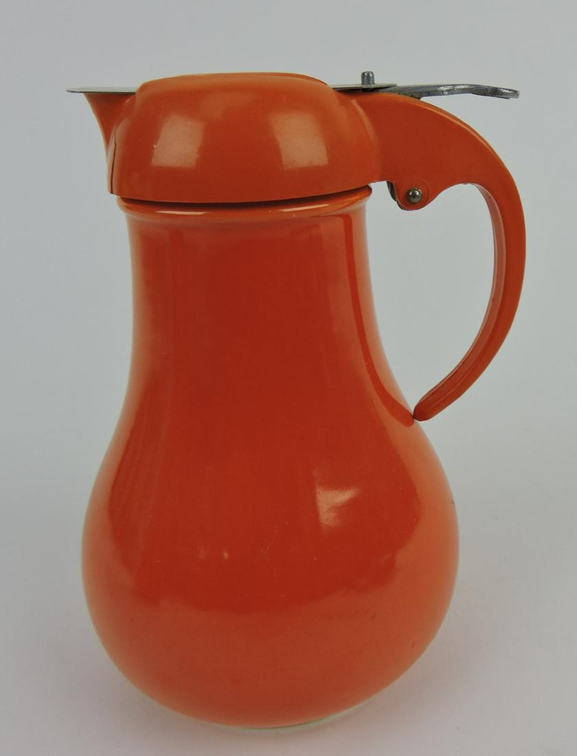 Fiesta syrup, red, crack to top (1 of 1)