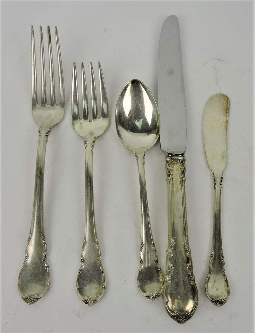 Lunt sterling silver set of flatware,: 8 each: dinner knife, dinner fork, salad fork, butter knife; 15 teaspoons, table spoon and 2 pickle forks; 49.3 oz+, dinner knives included @ 1/2 oz+ each