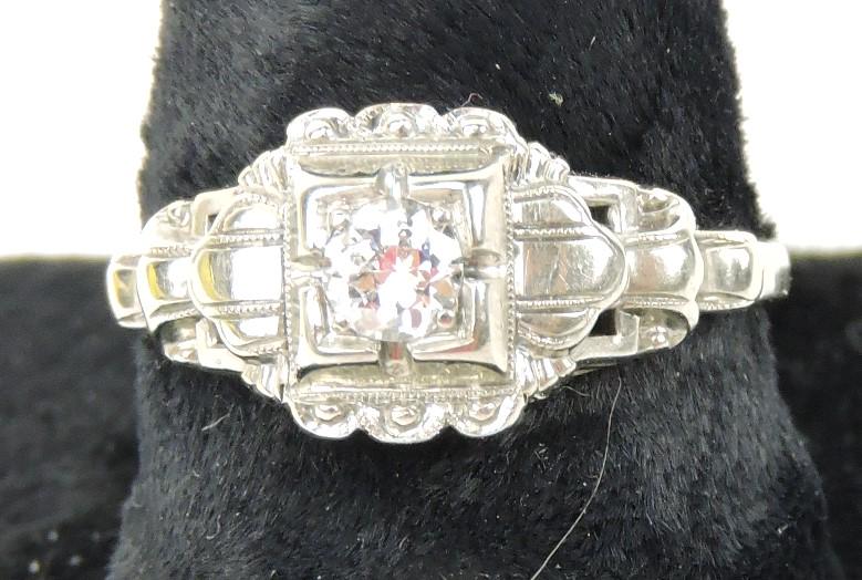 Lady's 18kt wg diamond solitaire ring,: 2.1g, size 6